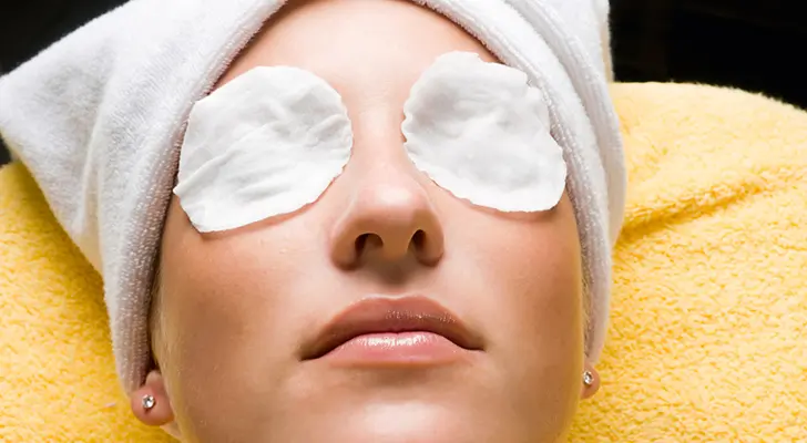 Apa de trandafiri reduce pungile de sub ochi