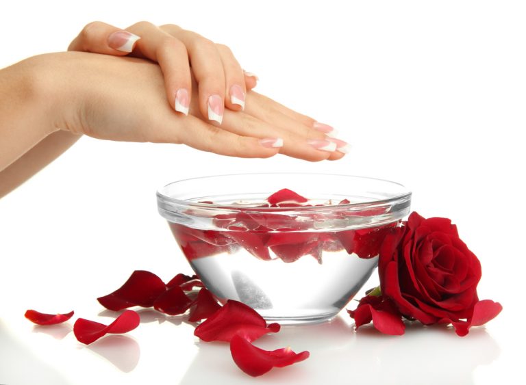Apa de trandafiri menține echilibrul natural al pH-ului pielii