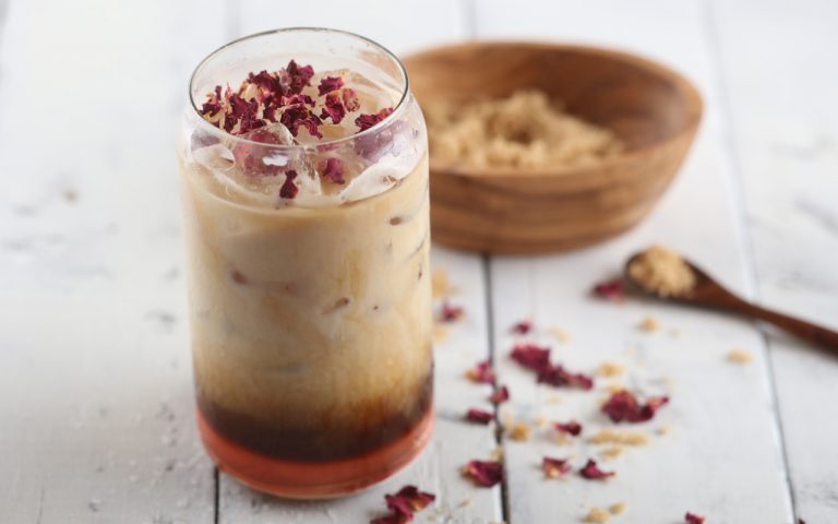 Latte cu sirop de trandafiri și zahăr brun