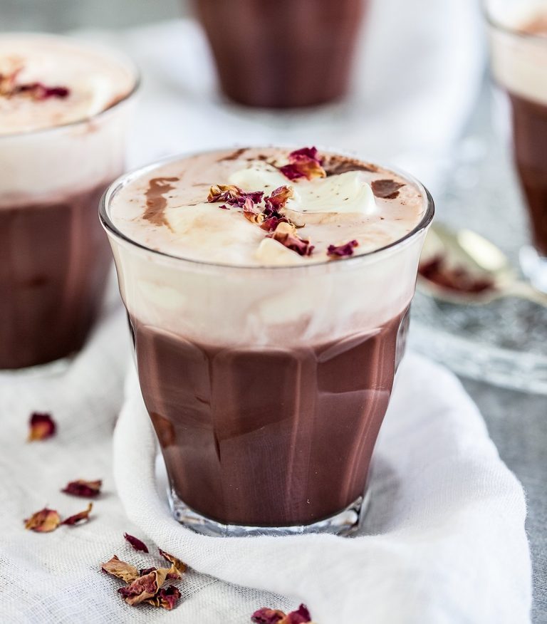 Ciocolată caldă neagră cu sirop de trandafiri – rețetă